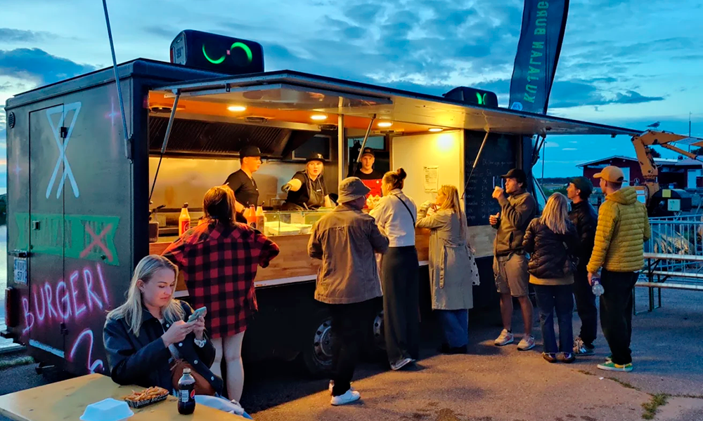 Kujalan tila jalostaa luonnonlaidunlihasta artesaanisertifioituja burgeripihvejä ja lisäksi tekee tilalla muita palkittuja löökikastikkeita ja metsäisiä makusiirappeja.