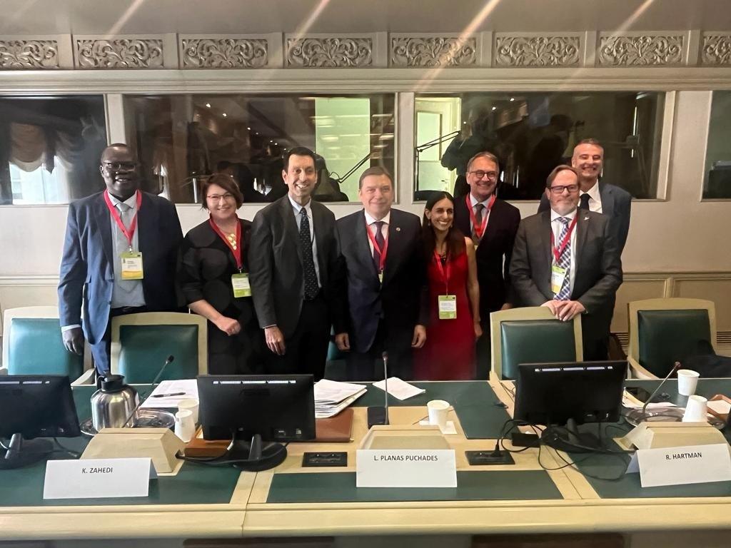 Panelistit vasemmalta: PanAfrican Farmers Organization PAFO:n puheenjohtaja Kolyang Palabele Ruandasta,  WFO/MTK johtokunnan jäsen Kati Partanen,  FAO:n ilmastomuutos, biodiversiteetti ja ympäristötoimiston johtaja Kaveh Zahedi, EU:n puheenjohtajamaan Espanjan maatalousministeri Luis Planas Puchades. Tutkimusjohtaja Ana Maria Loboguerrero Rodriguez kansainväliseen ruokaturvaan keskittyneestä CGIAR-tutkimusyhteisöstä,  Maailman ruokaohjelman (WFP) Berliinin toimiston johtaja Martin Frick,  Johtava asiantuntija Christopher Ian Brett Maailmanpankista  ja moderaattori johtaja Ron Hartman, YK:n maatalouden kehitysrahasto IFAD:sta