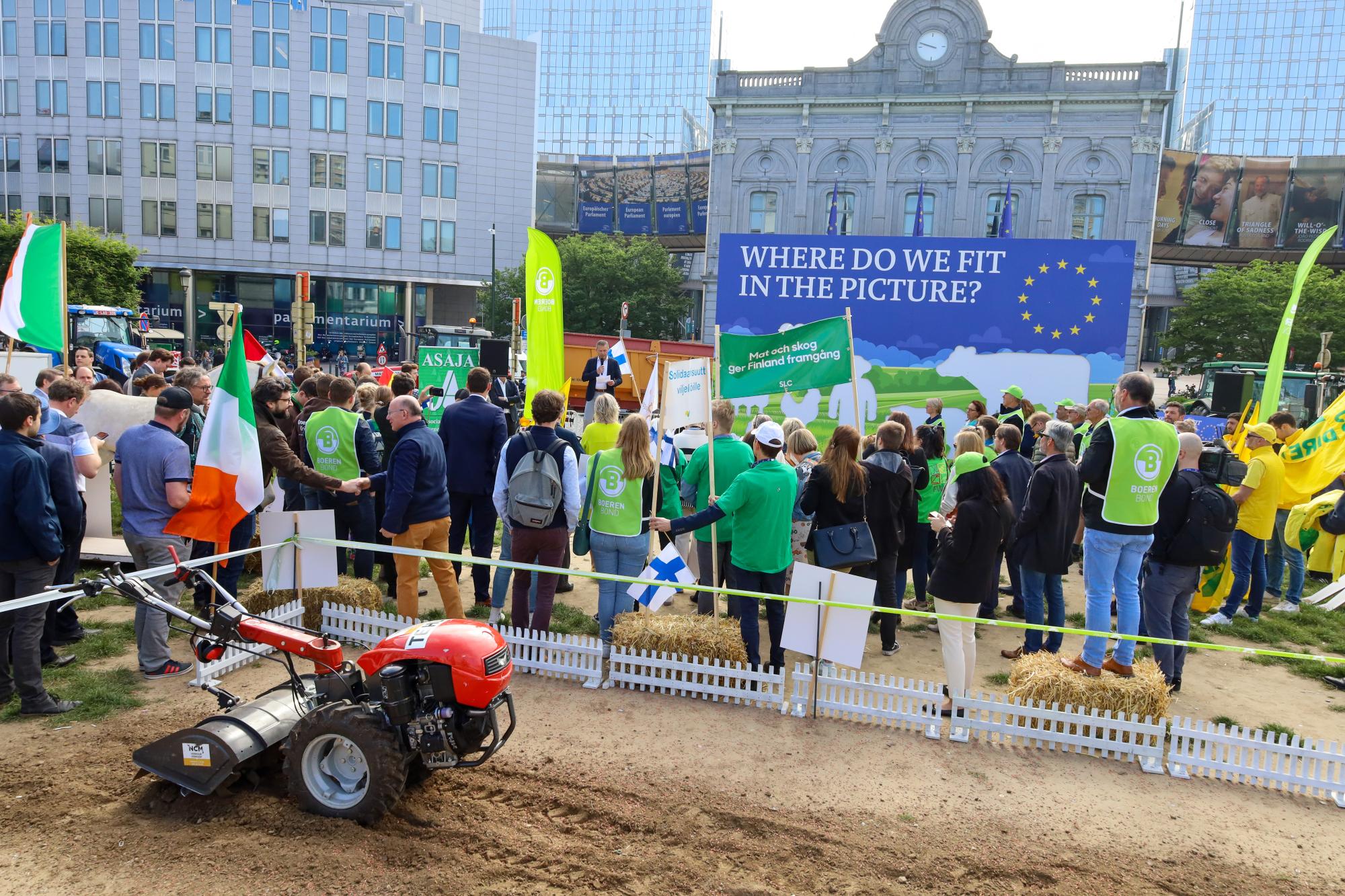 Eurooppalaiset tuottajajärjestöt osoittivat mieltään ennallistamisasetusta vastaan kesäkuun alussa. Kuva: Juho Hämäläinen