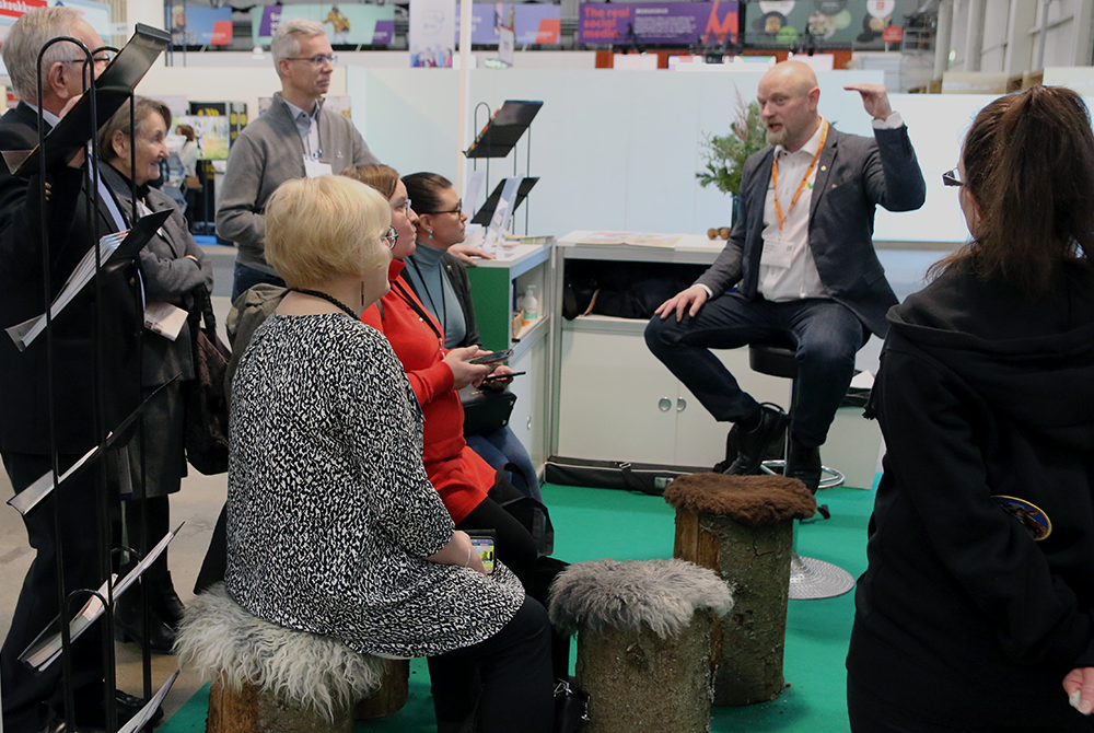 Baarijakkaralla MTK:n metsäasiantuntija Mikko Kriikku.