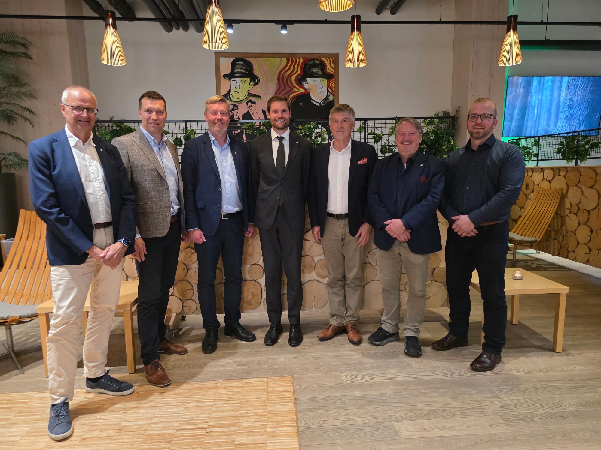 Pohjoismaisten tuottajajärjestöjen edustajat ja Norjan maatalousministeri yhteiskuvassa. Kuva: Mia Wikström, SLC.