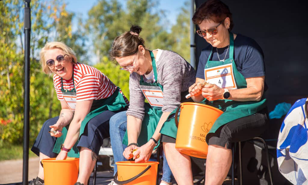 Kuntien välisessä perunankuorintakilpailussa voiton nappasi Taivassalon kunnanhallituksen puheenjohtaja Niina Anttila. Kilpailun järjesti Länsi-Suomen maa- ja kotitalousnaiset. Kuva: Jarno Elo.
