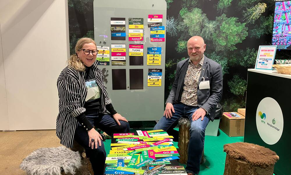 MTK:n osastolla Educa-messuilla tammikuussa Helsingissä vierailijat pääsivät luomaan runoja ja samalla tutustumaan MTK:n monipuolisiin materiaaleihin. Kuvassa vasemmalta MSL:n Virpi Skippari ja MTK:n Mikko Kriikku.