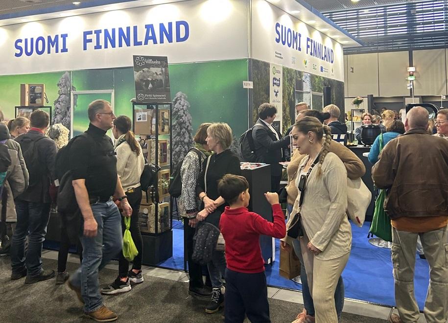 Pohjoinen eksotiikka sekä laadukkaat ja omaleimaiset ruokatuotteet vetivät väkeä Suomen osastolle Berliinin vihreällä viikolla tammikuussa 2025. Kuva: Klaus Hartikainen.