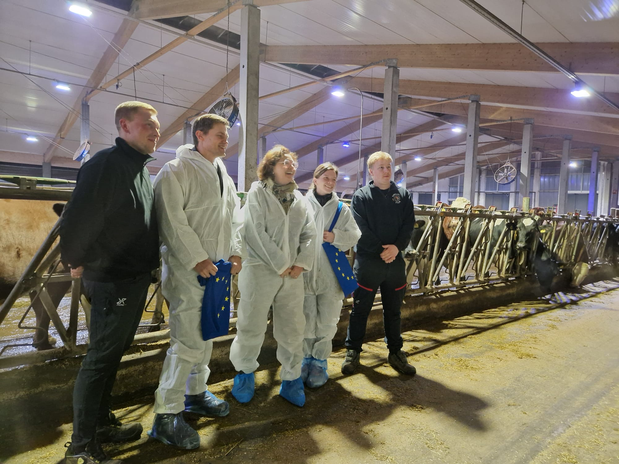 Seminaarin lisäksi pääjohtaja Werner vieraili Simolan maitotilalla Askolassa, jossa häntä isännöivät Pia, Pentti, Janne ja Jaakko Suokannas.  Kuvassa vasemmalta: Janne Suokangas, maaseutunuorten Joel Rappe, Elisabeth Werner, maaseutunuorten Katariina Latva sekä Jaakko Suokannas.