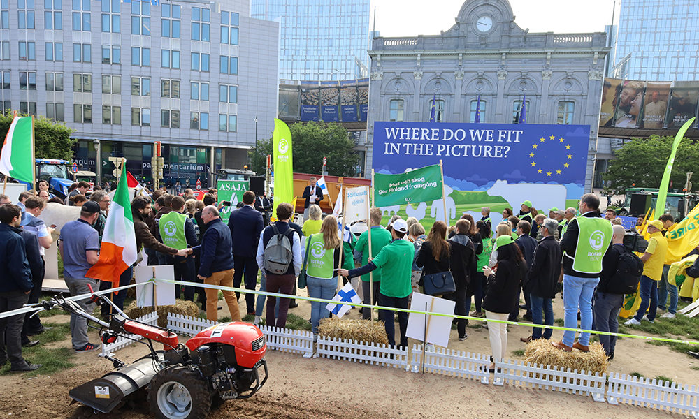 Kesäkuussa 2023 eurooppalaiset maataloustuottajat protestoivat EU-komission sekavaa lainsäädäntö- ja asetusvalmistelua vastaan.