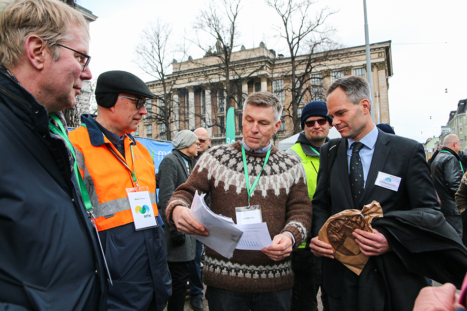 Markus Eerola, Mikko Tiirola, Juha Marttila esittelevät kokoomuksen Kai Mykkäselle talouskäyriä Säätytalolla 3.5.2023.